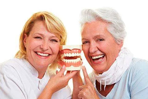 Dentadura ajustable para una sonrisa natural y segura. Hacemos envíos gratis🎁  a todo Guatemala